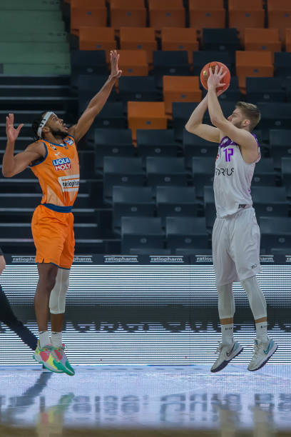 坚如磐石 坚如磐石